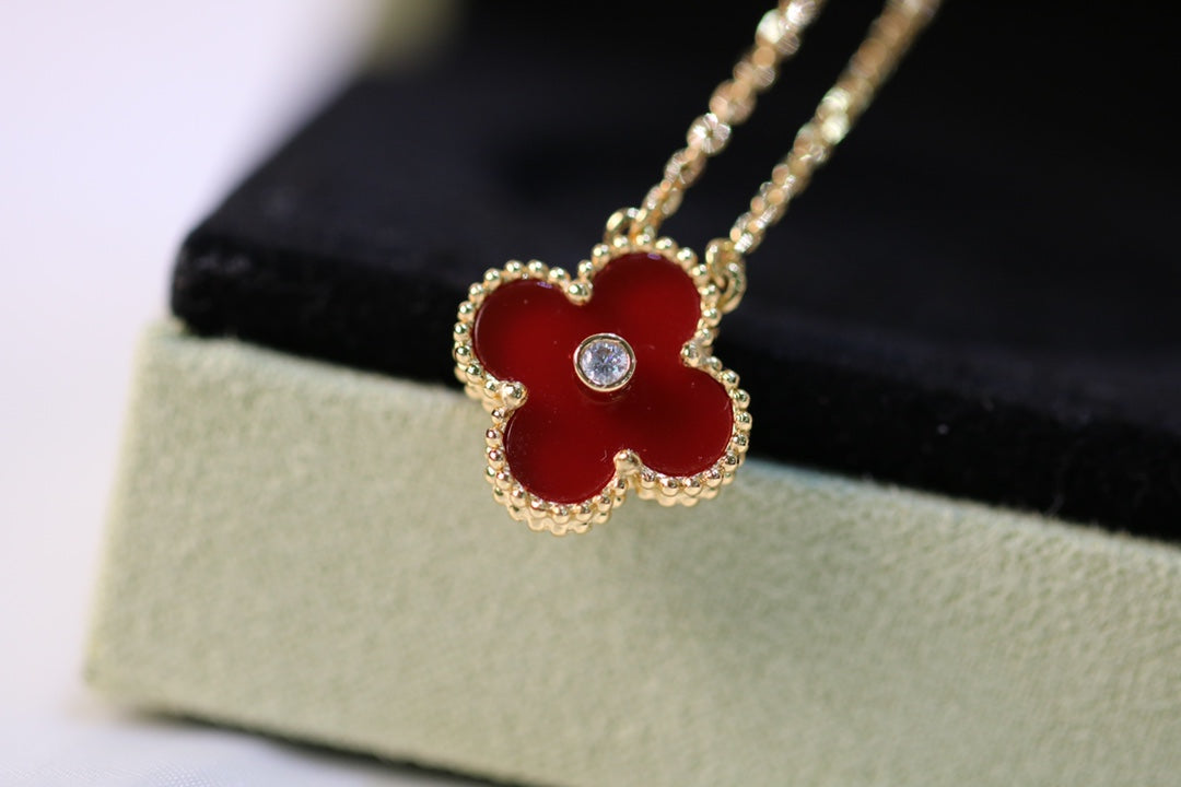 Van Cleef & Arpels CLOVER NECKLACE GOLD DIAMOND CARNELIAN