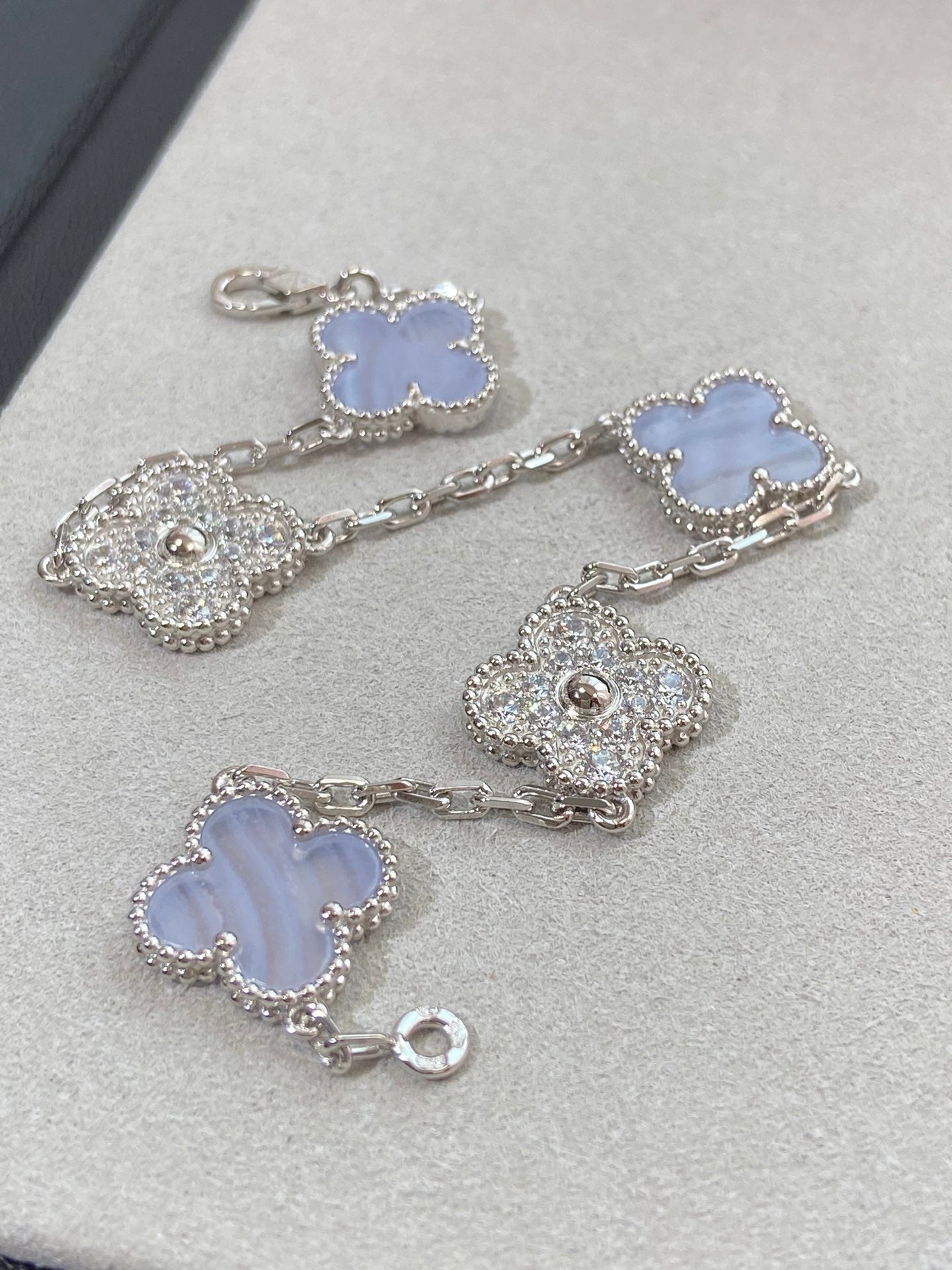 Van Cleef & Arpels CLOVER 5 MOTIF SILVER CHALCEDONY DIAMOND BRACELET
