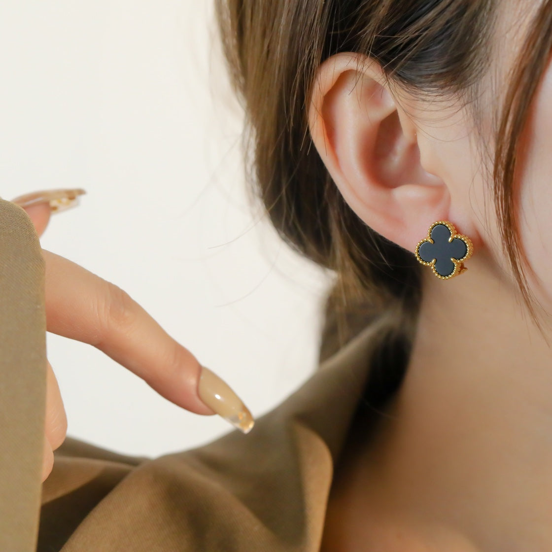 Van Cleef & Arpels CLOVER MEDIUM GOLD ONYX STUD EARRINGS